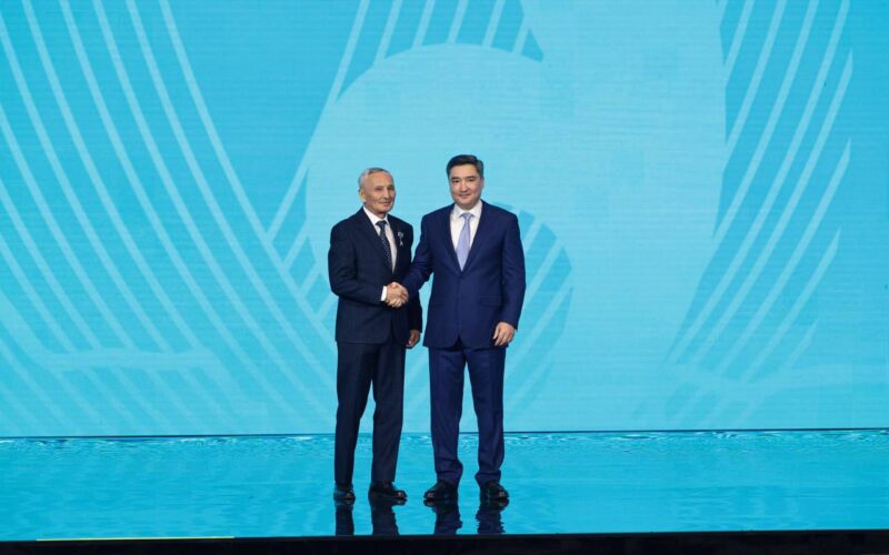 День труда: Олжас Бектенов от имени Президента вручил награды представителям рабочих профессий