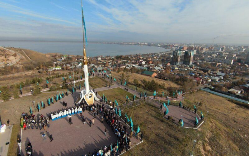 В Кокшетау состоялась церемония поднятия Государственного флага в честь Дня Республики