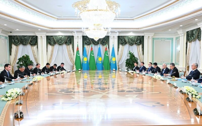 Қазақстан мен Түрікменстан президенттері кеңейтілген құрамда келіссөз жүргізді