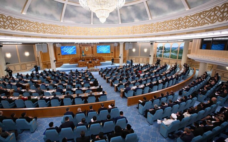 Маулен Ашимбаев объяснил логику реформ Президента: зачем стране единый и влиятельный Парламент