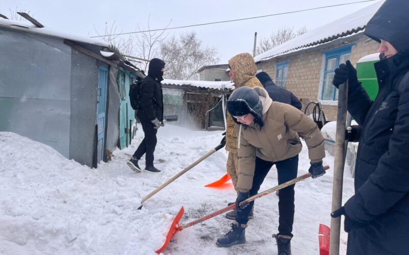 Астрахан ауданында «Ардагерлерді ардақтаймыз» акциясы өтті: қамқорлық пен құрмет ұрпақтарды біріктіреді