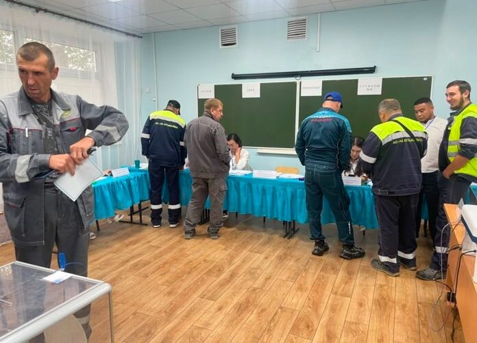 Құрылысшылар еңбек үстінен сайлау учаскесіне келді