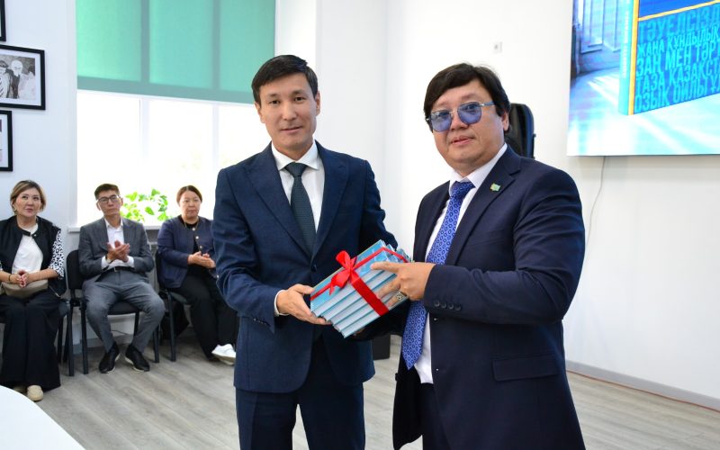 В Кокшетау презентовали новую книгу Главы государства «Әділетті қоғамға — шыншыл сөз»